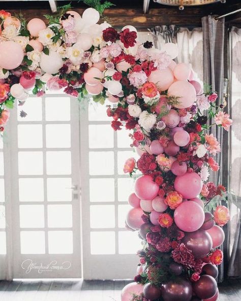 Idealne przyjęcie weselne dzięki https://palacdomaniowski.pl. Sprawdź czym zaskoczyć gości! #weddingideas Balloons And Flowers, Flowers And Balloons, Wedding Balloons, Floral Arch, Wedding Diy, Ceremony Decorations, Balloon Arch, Trendy Wedding, Balloon Garland