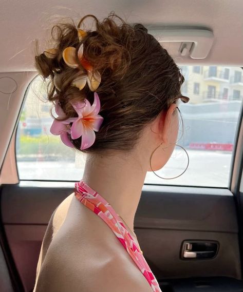 Curly Hair With Hair Clips, Flower In Hair Aesthetic, Flower Clip Hairstyles, Hair Accessories Curly Hair, Flower Hairstyles, Flower In Hair, Tropical Hair, Curly Hair Accessories, Clip Hairstyles