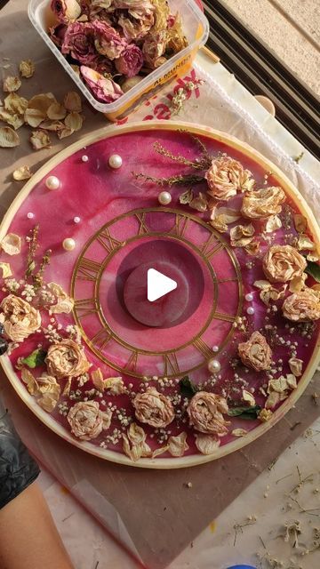 Jaimala Preservation Resin, Raisin Art Ideas, Resin Clock With Flowers, Varmala Preservation Ideas, Raisen Art, Resin Clock Ideas, Flower Preservation Ideas, Rose Preservation, Raisin Art