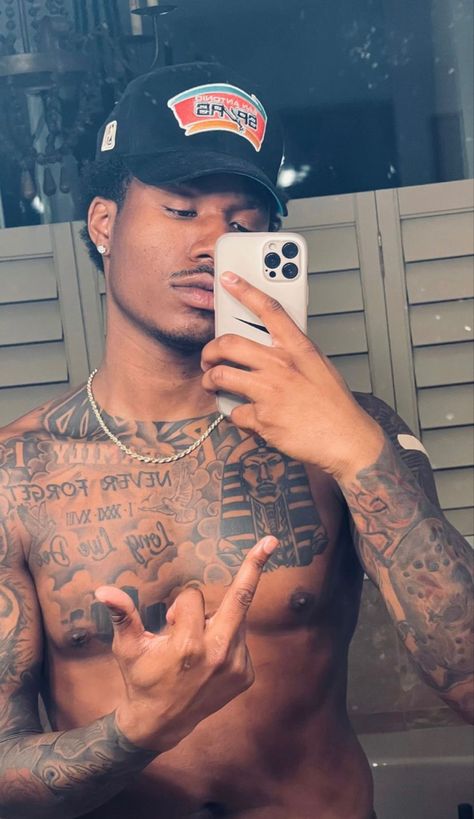 Duke Dennis, Large Mens Fashion, Chocolate Men, Do I Love Him, Famous Youtubers, Light Skin Men, Chest Tattoos, Cute Black Guys, Man Crush Everyday