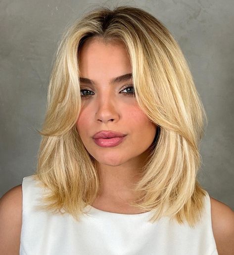 Blunt Lob with Soft Butterfly Bangs Collarbone Length Hair, Golden Blonde Hair Color, Messy Bob Hairstyles, Golden Blonde Hair, Long Bob Haircuts, Lob Hairstyle, Blonde Hair Inspiration, Shoulder Length Hair Cuts, Short Hair Haircuts