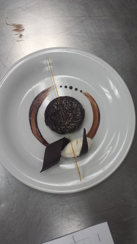 Donut Plating Ideas, Restaurant Plated Desserts, Souffle Plating Ideas, Chocolate Cake Plating Ideas, Lava Cake Plating Ideas, Souffle Plating, Chocolate Cake Plating, Donut Plating, Lava Cake Plating