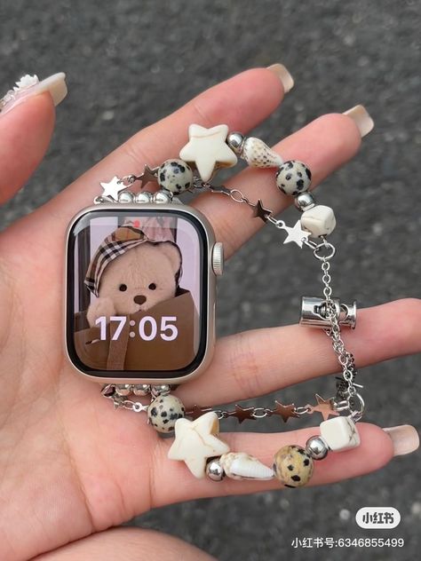 Apple Watch Customization, Apple Watch Decoration, Apple Watch Charm Bracelet, Apple Watch Strap Aesthetic, Cute Apple Watch Bands Aesthetic, Apple Watch Beaded Bands, Aesthetic Apple Watch Bands, Styling Apple Watch, Apple Watch Inspiration