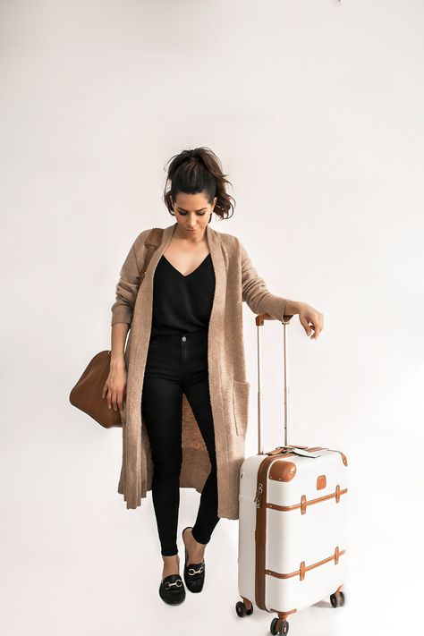 Black top+black skinny jeans+black loafers+camel long cardigan+cognac travel bag+white and cognac suit-case. Spring Travel Outfit 2018 Women Cardigan Outfit, Travel Outfit Long Flights, Travel Outfit Spring, Flight Outfit, Travel Outfit Plane, Winter Travel Outfit, Spring Travel, Travel Clothes Women, Travel Outfit Summer