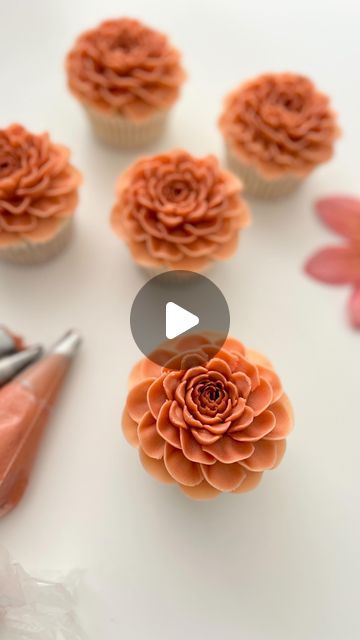 Dahlia Flower Cupcakes, Fall Flower Cupcake Tutorial, Fall Flowers Cake Buttercream, Thanksgiving Cupcake Bouquet, Buttercream Fall Flowers, Fall Flower Cupcakes Ideas, Flower Icing Tutorial, Fall Color Cupcakes, Frosting Flowers On Cake