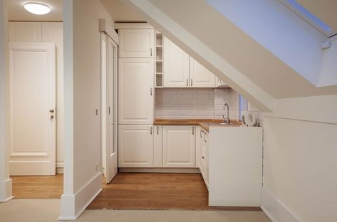 Small kitchen in an attic apartment Small Kitchen Apartment Ideas, Tiny Kitchen Ideas Apartments, Attic Kitchen Ideas, Small Kitchen Apartment, Minimalist Small Kitchen, Kitchen Apartment Ideas, Small Attic Apartment, Attic Kitchen, Kitchen Minimalist