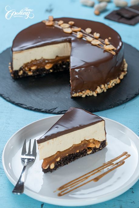 Caramel Chocolate Mousse Cake, Snickers Mousse Cake, Peanut Chocolate Cake, Snickers Chocolate Cake, Choc Mouse Cake, Snicker Cake Recipe, Snickers Dessert Recipes, Mousse Cake Decoration Ideas, Peanut Mousse