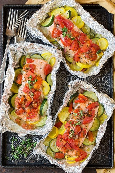 Salmon and Summer Veggies in Foil is the fresh and healthy summer meal that's perfect for the grill and using up seasonal produce! Foil Packet Dinners, Salmon In Foil, Garlic Butter Salmon, Plats Healthy, Summer Veggies, Foil Packets, Baked Salmon Recipes, Healthy Summer Recipes, God Mat