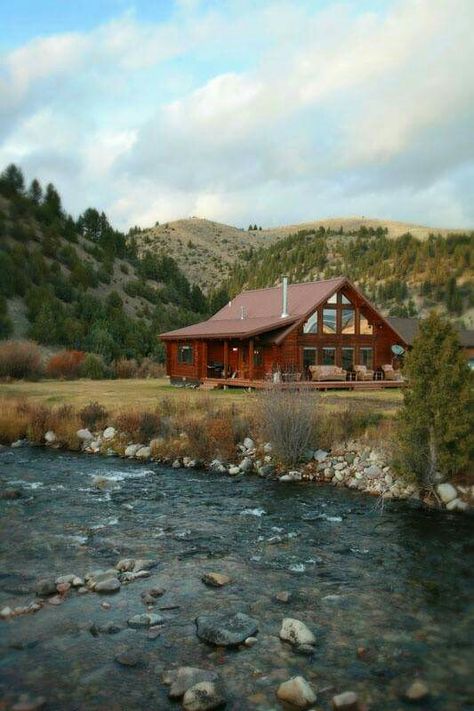 Mountains and a river make a perfect place for this log cabin home Gömda Rum, Ranch Cabin, Montana Homes, Rock Creek, Cabin Living, Log Cabin Homes, Cabins And Cottages, Cabin Life, Cabin Homes