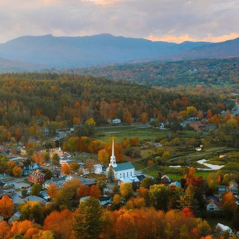 Taking in a beautiful sunset from up above Stowe, Vermont. We fell in love with this place... the small town charm, incredible colors and beautiful weather made for a memorable trip. Can’t wait to get back there for fall again hopefully next year!    #Regram via @www.instagram.com/p/Bo9dnq5l9Wh/ Vermont Fall, Vermont Usa, Stowe Vermont, Small Town America, New England Fall, Beautiful Weather, Autumn Scenes, American Travel, Autumn Scenery