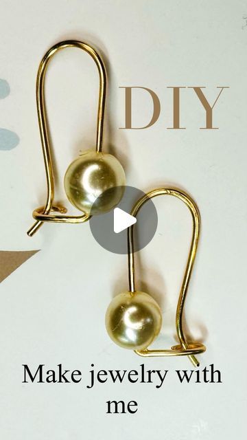 Earrings Tutorial How To Make, Diy Huggie Earrings, Diy Simple Jewelry, Trending Handmade Jewelry, Diy Jewellery Ideas, Easy Earrings Diy, Earring Making Ideas, Jewelry Ideas Diy, Easy Diy Earrings