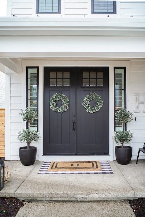 Exterior Double Front Doors, Double Door Entryway, Front Door Inspiration, Double Door Entrance, Double Doors Exterior, Front Door Styles, Front Door Entryway, Black Front Doors, Farmhouse Front Door