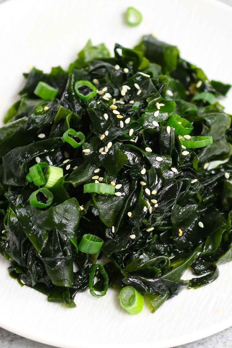 Japanese Salad Recipes, Wakame Salad, Japanese Salad, Wakame Seaweed, Salad Healthy, Cold Salad, Japanese Cooking, Appetizer Salads, Super Easy Recipes