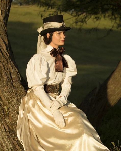 19 Century Fashion Woman, 20th Century Dress, 15th Century Fashion, 1800s Women, Victorian Fashion Women, 19th Century Dress, Themed Photoshoot, 19th Century Women, Vintage Attire