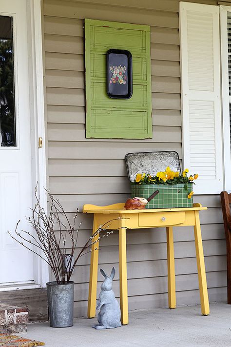 Spring Front Porch Decor, Country Front Porches, Porch Wall Decor, Spring Front Porch, Balkon Decor, Spring Porch Decor, Deco Champetre, Primitive Homes, Country Porch