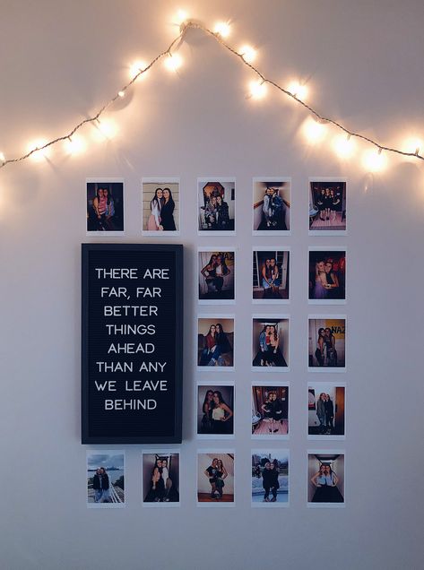 How To Decorate Polaroid Pictures, Room Mate Ideas, Photowall Ideas Bedroom Aesthetic, Polaroid Bedroom Ideas, Quotes For Wall Decor Bedroom Aesthetic, Room Decor Photos Wall Collage, Aesthetic Photo Wall Ideas, Room Decor Items Bedrooms, Hostel Wall Decor Ideas