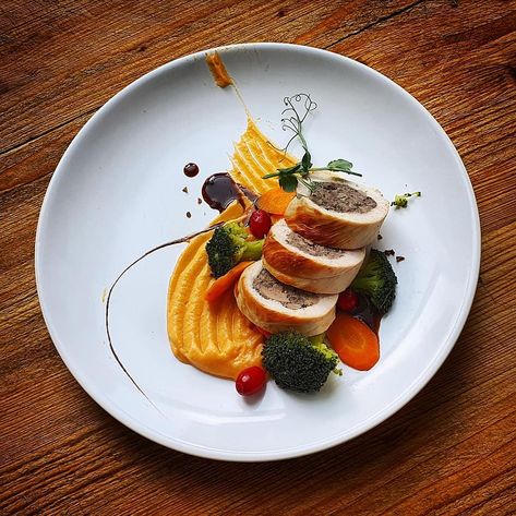 Food Plating Photography, Beef Wellington Fine Dining, Plating Potatoes, Chicken Plates Ideas, Chicken Plating Presentation, Chicken Ballotine Plating, Amous Bouche Ideas, Chicken Roulade Plating Fine Dining, Grilled Chicken Plating