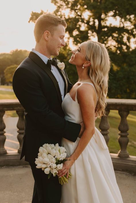 Formal Bride And Groom Photos, Pretty Wedding Photos, Action Wedding Photos, Wedding Must Have Shots, Couples Photos Wedding, Wedding Pictures Indoor, Classic Wedding Pictures, Must Take Wedding Pictures, Bride And Groom Pictures Poses