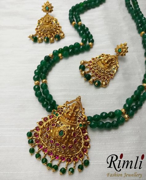 Antic Jewellery, Ruby Necklace Designs, Ruby Jewelry Necklaces, Temple Jewelry Necklace, Boutique Instagram, Antique Necklaces Design, Gold Jewelry Outfits, Pearl Jewelry Design, Beautiful Gold Necklaces