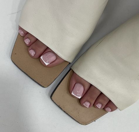 French Manicure Toes, French Tip Pedicure, French Toe Nails, French Pedicure, Pedicure Ideas, Gel Toe Nails, Acrylic Toe Nails, Toe Nail Color, Pretty Toe Nails