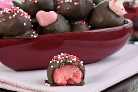 Chocolate Covered Cherry Truffles are the perfect sweet for Valentine's Day. So beautiful! Cherry Truffles, Chocolate Covered Cherry, Shugary Sweets, Truffles Recipe, Candy Truffles, Chocolate Covered Cherries, Cherry Recipes, Truffle Recipe, Cake Truffles