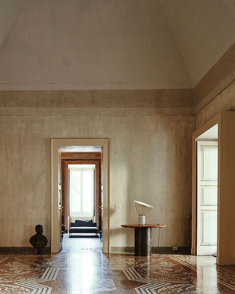 European Hotel, Interior Design Magazine, Minimalism Interior, Unique Homes, Japanese House, Classic Italian, Classic House, Common Area, Minimalist Home