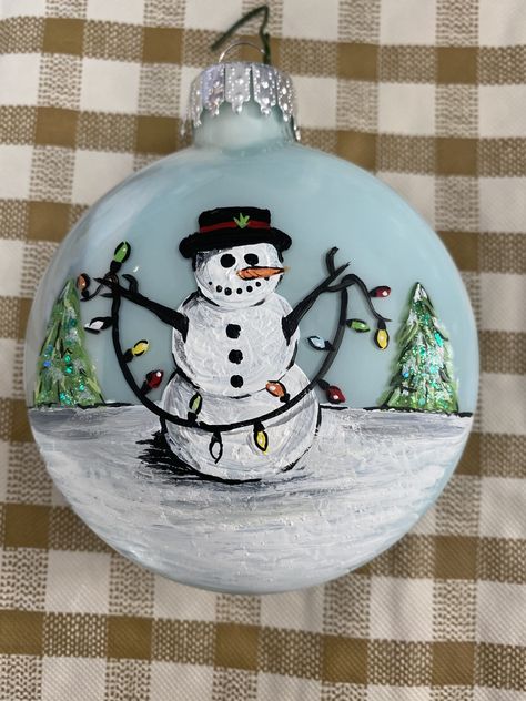 Painted Globe Ornaments, Painted Ordiment Ideas, Clear Ornament Painting Ideas, Diy Ornaments Paint, Painted Bauble Ideas, Hand Painted Ornament Ideas, Ordiment Ideas Painting, Acrylic Painted Ornaments, Flat Ornament Ideas