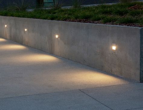 Lamp In Garden, Concrete Wall Lighting Exterior, Exterior Signage Lighting, Landscape Wall Lighting, Wall Outdoor Lighting, Outdoor Down Lighting, Exterior Step Lighting, Retaining Wall Lighting Ideas, Outdoor Building Lighting