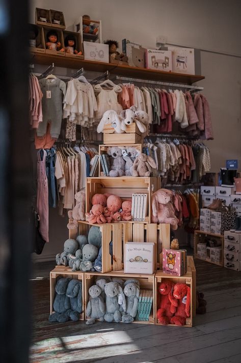 Blanket Display Ideas Retail, Museum Gift Shop Design, Store Merchandising Displays, Gift Shop Displays Visual Merchandising, Sock Display Ideas Retail, T Shirt Shop Display Ideas, Retail Store Entrance, Boutique Window Display Ideas, Retail Store Display Ideas