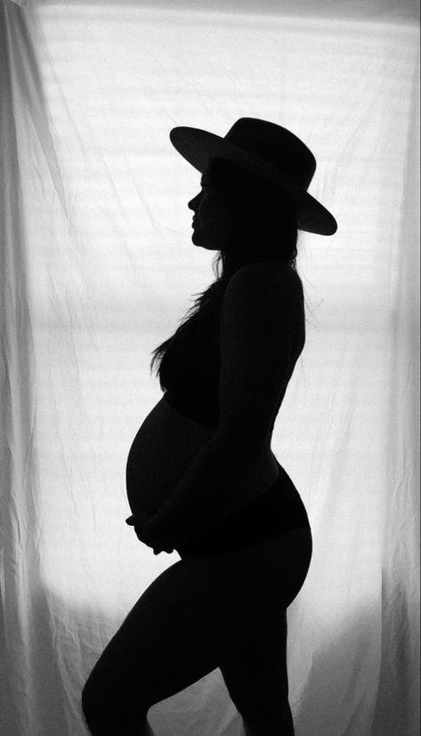 Pregnant Diy Photoshoot, Diy Silouette Maternity, Diy Home Maternity Pictures, Cute Easy Maternity Photos, Silouette Photography Maternity Diy, Indoor Diy Maternity Photoshoot, Maternity Photography Mom Only Indoor, Silohette Pregnancy Photos, Maternity Pictures With Iphone