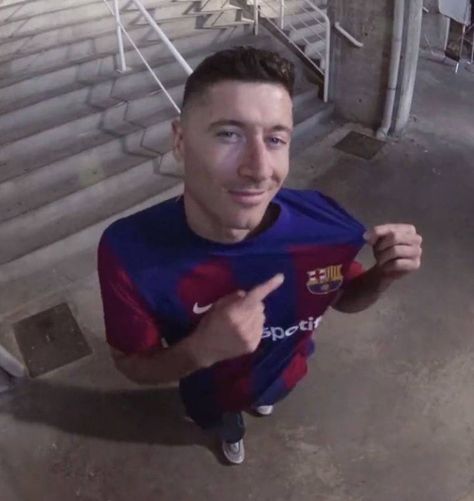 Meme Barca, Robert Lewandowski Funny, Lewandowski Funny, Modric Icon, Lewandowski Icon, Mahrez Wallpaper, Lewandowski Barcelona, Funny Football Pictures, Messi Funny