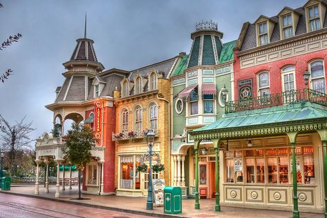 Disney Airbnb, Main Street Usa Disneyland, Architecture Illustrations, Disney Village, Disneyland Main Street, Planet Coaster, Hot Breakfast, Main Street Usa, Park Pictures