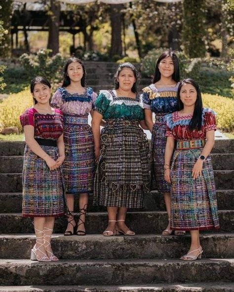 Guatemala Traditional Clothing, Guatemalan Fashion, Guatemala Fashion, Peruvian Dress, Guatemalan Clothing, Guatemala Women, American Continent, Unique Faces, Indigenous People