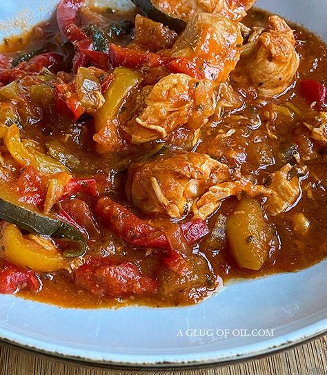 Slow Cooker Spanish Chicken Spanish Stewed Chicken, Chicken Stew Crockpot, Spanish Chicken Stew, Spanish Chicken Recipes, Stew Crockpot, Slow Cooker Chicken Stew, Spanish Chicken, Slow Cooked Chicken, Tapas Recipes