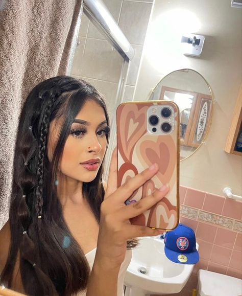 Latina Rubber Band Hairstyles, Bubble Braid With Curls, Gold Hair Rings Hairstyles, Edc Hairstyles, Latina Hairstyles Medium, Hairstyles With Curled Hair, Rave Hairstyles, Hair Down Styles, Latina Hair