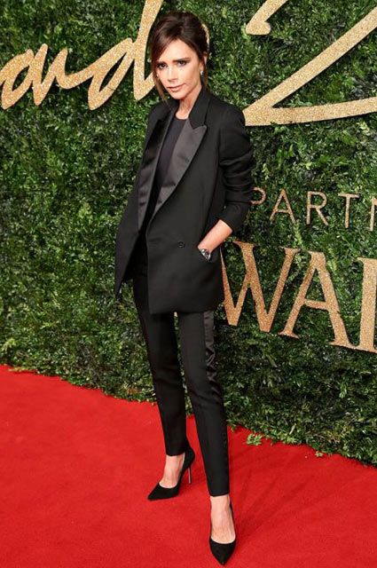 Women's Tuxedo 101: Beginner's Guide on How to Wear Ladies Tuxedo Womens Tuxedo Outfit, Women Tuxedo Outfit, Victoria Adams, Style Victoria Beckham, Black Tuxedo Suit, Victoria Beckham Style, Tuxedo Women, British Fashion Awards, Tuxedo Style