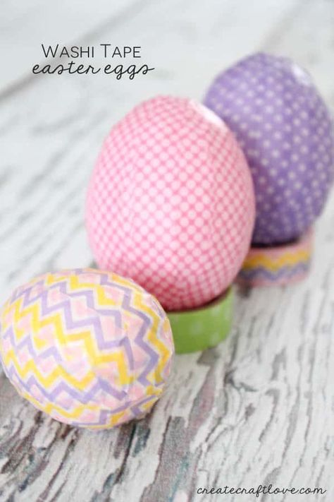 These Washi Tape Easter Eggs can be whipped up in under 10 minutes! via createcraftlove.com Easy Easter Decorations, Easter Egg Dye, Plastic Easter Eggs, Easter Egg Crafts, Easter Basket Diy, Easter Eggs Diy, Egg Crafts, Coloring Easter Eggs, Easter Egg Decorating