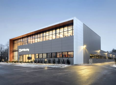 Insulated metal panels offer chic industrial warehouse aesthetic for high-end retailer (Courtesy Metl-Span) Warehouse Design Exterior, Metal Panels Facade, Warehouses Architecture, Factory Facade, Commercial Design Exterior, Factory Architecture, Modern Factory, Warehouse Design, Facade Architecture Design