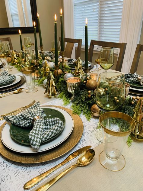 Green Table Settings, Christmas Dinner Table Settings, Gold Table Setting, Christmas Dining Table Decor, Christmas Dining Table, Christmas Dinner Table, Dinner Table Setting, Christmas Tablescape, Gold Christmas Decorations