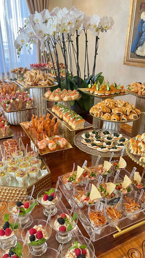 Catering Food Displays, Party Food Buffet, Catering Ideas Food, Charcuterie Inspiration, Party Food Platters, Wedding Buffet, Catering Food, Food Displays, Grazing Tables