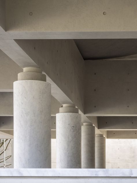 Chia Ching Mausoleum / Álvaro Siza + Carlos Castanheira | ArchDaily Column Decoration Ideas, Column Cladding, Modern Column, Column Decoration, Architectural Columns, Interior Columns, Concrete Column, Concrete Architecture, Interior Minimalista