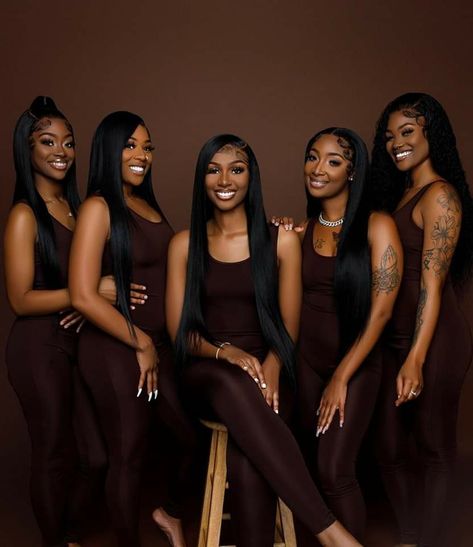 Hair Photoshoot Ideas Photo Shoots, Sisters Photoshoot Outfit Ideas, Hair Braider Photoshoot, Photoshoot Ideas With Friends Black, Braiders Photoshoot Ideas, Braided Photoshoot Ideas, Group Business Photoshoot, Braid Photoshoot Ideas Black Women, Braider Photoshoot Ideas