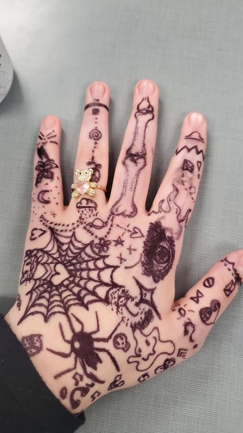 Tattoo Ideas Doodles, Pen Tattoo Ideas, Doodles On Hand, Drawing On Hand, Tattoo Main, Easy Hand Drawings, Arm Drawing, Pretty Hand Tattoos, Sharpie Tattoos