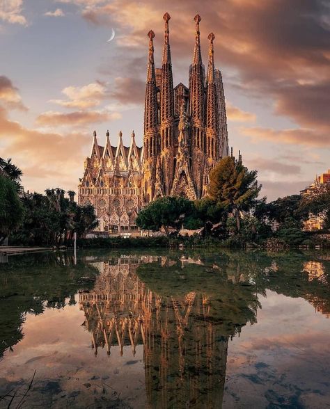 Travel Noire on Instagram: “🇪🇸 Beautiful sunrise at Sagrada Familia in Barcelona.  Fun fact: Today, more than 135 years after the laying of the cornerstone,…” Antonio Gaudí, Travel Noire, Barcelona City, Living Modern, Antoni Gaudi, Voyage Europe, Destination Voyage, Beautiful Sunrise, Spain Travel