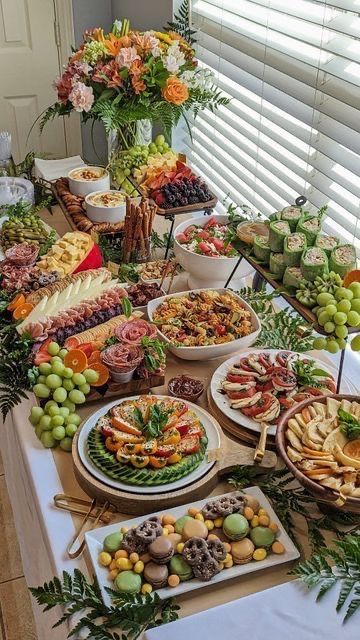 Catering Food Displays, Party Food Buffet, Catering Ideas Food, Charcuterie Inspiration, Party Food Platters, Charcuterie And Cheese Board, Charcuterie Recipes, Catering Food, Food Displays