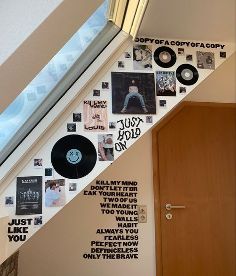 Music Wall Inspiration, Aesthetic Minimalist Room Decor, Vinyl And Poster Wall, Diy One Direction Room Decor, Vinyl Poster Wall, Wall Vinyl Decor Bedroom Ideas, Room Music Aesthetic, Blue Wall Room Aesthetic, Music Wall Bedroom