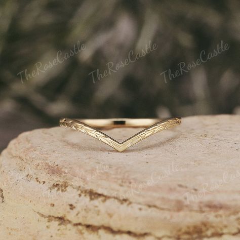 Unique Curved Wedding Ring Solid Gold Leaf Branch Wedding Band Art Deco Leaf Vine Curved Stacking Wedding Band Promise Ring For Women ITEM DETAILS ●Available in yellow, white or rose solid 10k, 14k or 18k gold. This ring can be made in Platinum. ❀❀curved wedding band  Stone: None Band width around 1.3mm Visit my shop for more jewelry: https://www.etsy.com/shop/TheRoseCastle if you would like to customize your unique ring, you may contact us about your ideas and pictures. Hope I could get the cha Wedding Bands For Art Deco Rings, Gold Contour Wedding Band, Rose Gold Curved Wedding Band, Intricate Wedding Band, Branch Wedding Band, Curved Wedding Ring, Claddagh Ring Wedding, Traditional Wedding Bands, Leaf Wedding Band