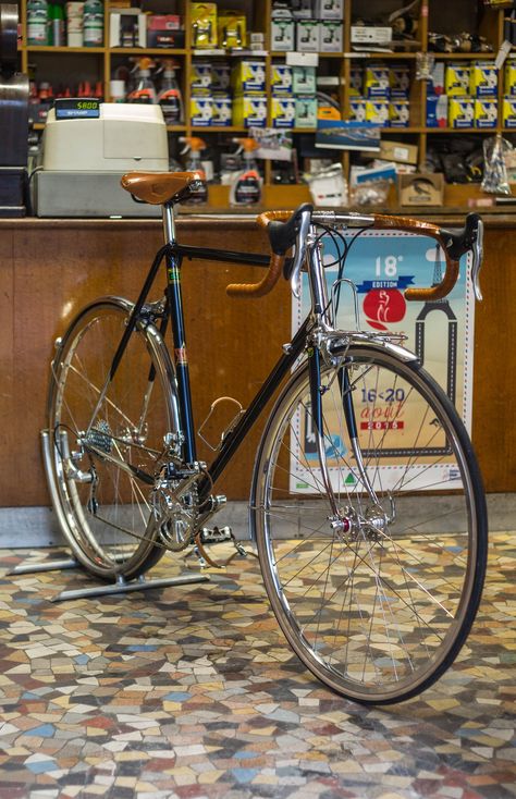 Randonneur Bike, Vw Minibus, Bici Retro, Classic Road Bike, Nice City, Road Bike Vintage, Urban Bicycle, Velo Vintage, Retro Bicycle