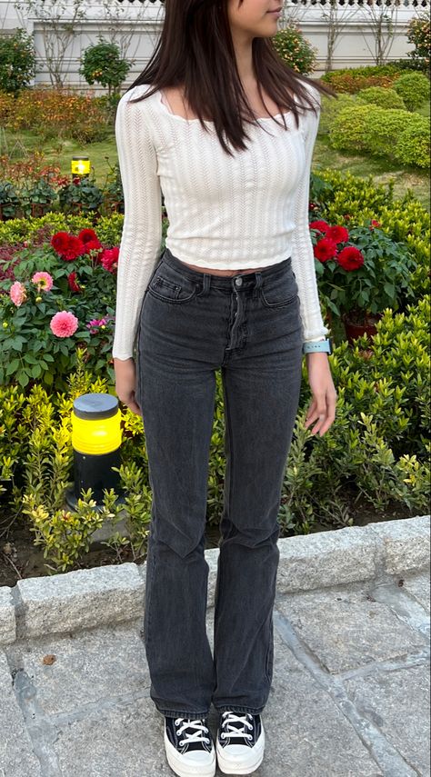 flare jeans aritizia converse clean brunette Ribbed Button Top Outfit, Flared Leg Jeans Outfit, Summer Flare Jeans Outfit, College Fit Ideas, Slim Hourglass Outfits, How To Style Boot Cut Jeans, Long Sleeve Summer Outfits, Casual Aesthetic Outfits, Outfits With Flare Jeans