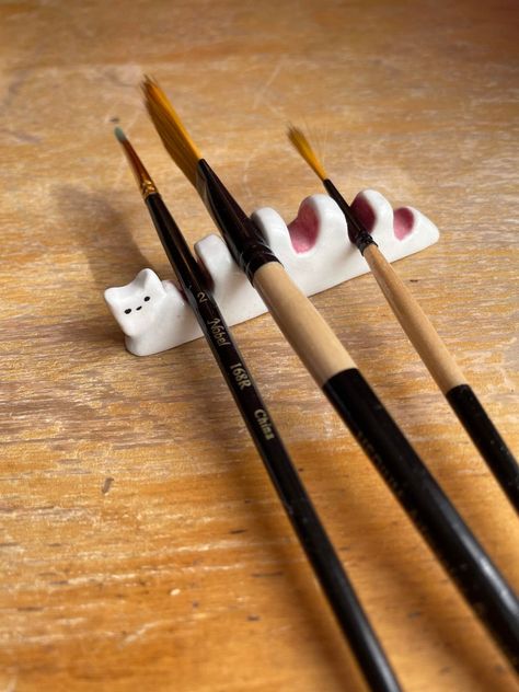 The Kitty Porcelain Brush Holder White and Pink for 5 Brushes Handmade Ceramic Brush Stand Palette Accessories Art and Painting - Etsy Diy Brush Holder, Polymer Clay Pens, Clay Idea, Art And Painting, Polymer Clay Painting, Clay Pen, Brush Stand, Ceramic Brush, Paint Brush Holders